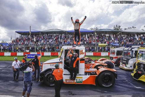 Régis comemora vitória na F-Truck